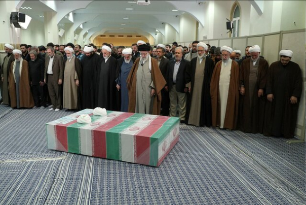 اقامه+نماز+حضرت+امام+خامنهای+بر+پیکر+دو+قاضی+شهید