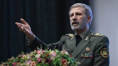 اللواء حاتمی: العدو تلقى ضربات قاصمة من قواتنا المسلحة وعلیه الإستعداد لتلقی المزید

