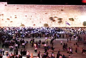 מאות מתנחלים פרצו לכיכר אל-בוראק הסמוכה למסגד אל-אקצא.