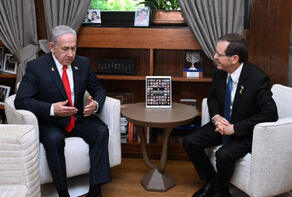 הרצוג אומר שייתכן שיעניק לנתניהו חנינה במשפט השחיתות שלו