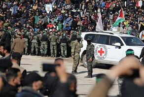 بدء عملية تبادل الأسرى بين الفلسطينيين والإسرائيليين/تسليم الدفعة الأولى من أسرى الكيان للصليب الأحمر