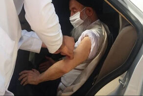 مراجع الدين في ايران يتلقون اللقاح الايراني