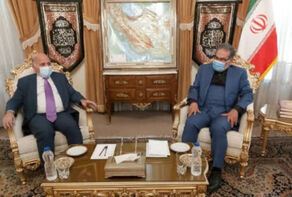 شمخاني: نراقب تحركات أمريكا وبريطانيا والكيان الصهيوني في المنطقة عن كثب