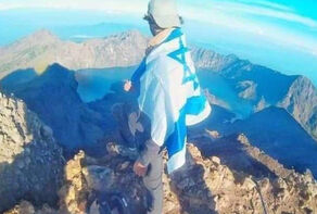 תימנים זועמים על תמונות של איחוד האמירויות מעבירות 'תיירים' ישראלים לסוקוטרה