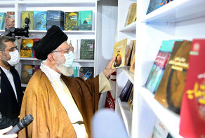 قائد الثورة: الكتاب مازال في مكانته الراقية جدا رغم إتّساع الفضاء الافتراضي