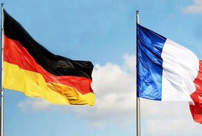 !Creditor parade of France and Germany on the bodies of immigrants drowned in the Mediterranean Sea