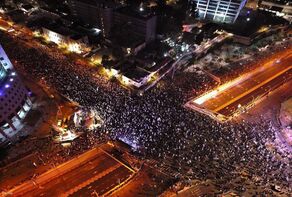 Thousands of Israelis rally demanding prisoner swap deal with Hamas