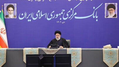 دستورات مهم رئیسی در بازدید از بانک مرکزی؛ بانک‌هایی که اضافه برداشت دارند، فورا تعیین تکلیف شوند