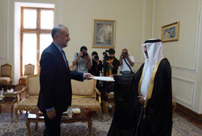 Iran FM receives Saudi King Salman’s message to President Raeisi