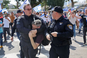 Anti-Netanyahu protests turn violent again