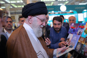 Leader visits 35th Tehran International Book Fair