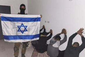 犹太复国主义士兵继续发布虐待巴勒斯坦人的照片