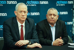 תקשורת ישראלית, מעירה על התפטרותם של גנץ ואייזנקוט: מבצע נוסייראת לא הועיל לנתניהו