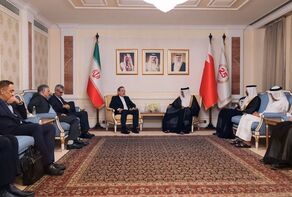 Araghchi meets Bahraini King, FM in Manama