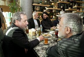 FM Araghchi attends local cafe, shops in Kabul