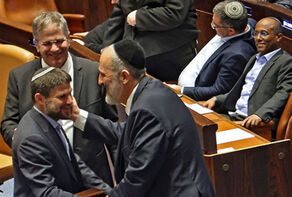 סמוטריץ' וחרדים מאיימים לפזר את הכנסת בגלל חוק הגיוס