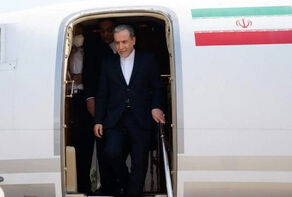 外交部长向普京转交最高领导人的书面信函
