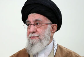 Leader emphasizes the role of religious scholars in shaping new Islamic civilization