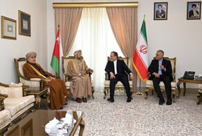 وزيرا الخارجية الإيراني والعماني يتبادلان وجهات النظر حول التطورات المتعلقة بالمفاوضات
