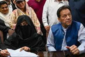عمران خان و همسرش به 17 سال حبس محکوم شدند