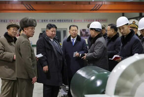 金正恩视察朝鲜新型水下武器