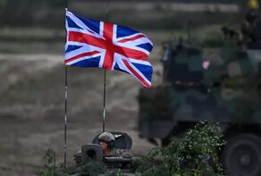 An empire without soldiers; London on the brink of a military vacuum