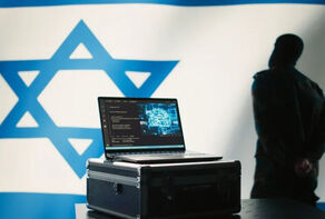 נרטיב של מלחמה והונאה, המוצג תחת מסווה של מציאות.