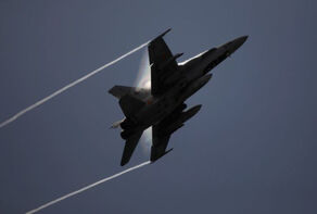 מטוס קרב אמריקאי F-18 נפגע מאש הגנה אווירית איראנית בצ'בהאר +וידאו