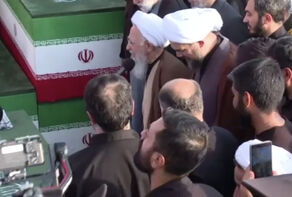بدء اقامة الصلاة على الجثمان الطاهر للامام الشهيد في مسجد جمكران