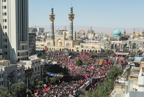 مشهد الرضا تودّع الإمام الشهيد بحضور مليوني مهيب