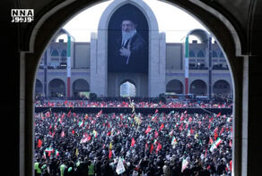 حشود الجماهير في مصلى الإمام الخميني في طهران تنادي 