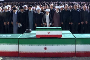 إقامة صلاة الجنازة على جثمان المجاهد الشهيد الإمام الخامنئي وأسرته