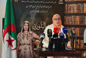محافظة المهرجان الثقافي الوطني للزي الجزائري فايزة رياش