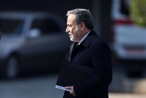 Araghchi travels to Doha to pay his respects to the late Qatari Emir