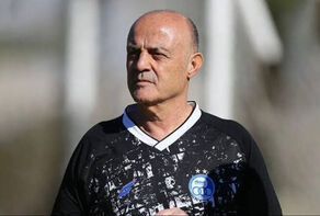 مربی استقلال در ایران ماند