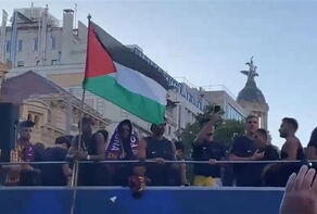 رفع علم فلسطين في اسبانيا خلال الإحتفالات بفوز البلاد بكأس العالم