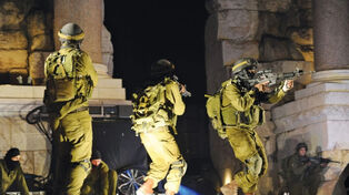 כוחות ישראליים פתחו במסע פשיטה ומעצרים רחב היקף בגדה המערבית, מה שגרם לפציעתם של פלסטינים.