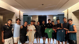 لاعبو المنتخب الفلسطيني يهنئون نظراءهم الإيرانيين بتأهلهم لنهائيات كأس آسيا للشباب 2027