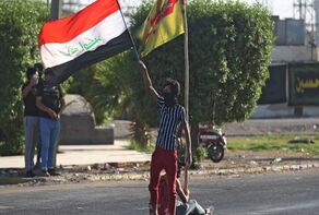 العراق يتخذ تدابير عاجلة لاحتواء الاحتجاجات.. والعنف يطغى على المتظاهرين