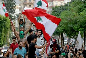 تواصل الاحتجاجات في لبنان لليوم الثالث.. الحريري يتخبّط ويحمّل شركاءه المسؤولية