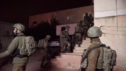 الكيان الصهيوني ينفذ حملة اعتقالات في الضفة الغربية.. حماس: الأسرى فرضوا إرادتهم على السجان الظالم