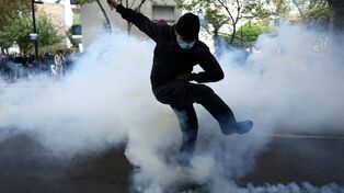 图片新闻：数百人被捕!法国各地抗议愈演愈烈,学生向教师泼洒汽油