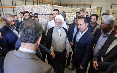 بازدید محسنی اژه‌ای از بندر خشک؛ دستور برای تعیین تکلیف کالاهای اساسی معطل‌مانده و ۳ هزار تن کنجاله سویا