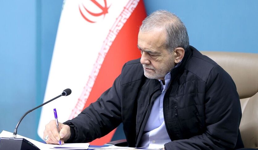 الرئیس بزشکیان: نأکل التراب ولکننا لا نتنازل عن تراب الوطن

