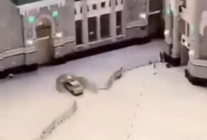 حادثه در مکه؛ برخورد خودرو با درب مسجدالحرام!