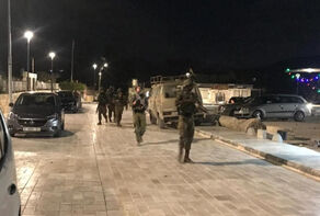 فلسطين.. اعتقالات ومداهمات بالضفة ومستوطنون يقتحمون الأقصى