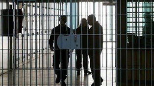 ستاره فوتبال ایران ۸ زندانی نیازمند را آزاد کرد